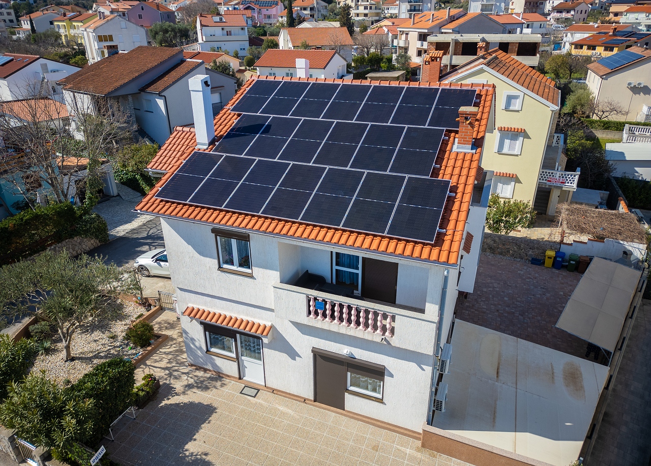 Solarni paneli na krovu ku&cacute;e